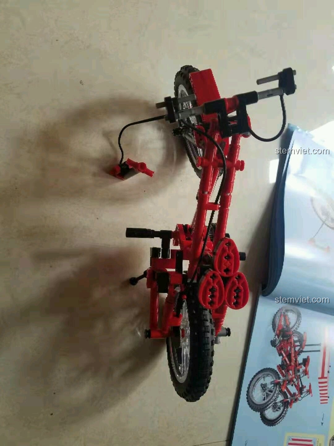 Góc nhìn từ trên xuống của mô hình xe đạp địa hình Sembo 703302 đã hoàn thiện.