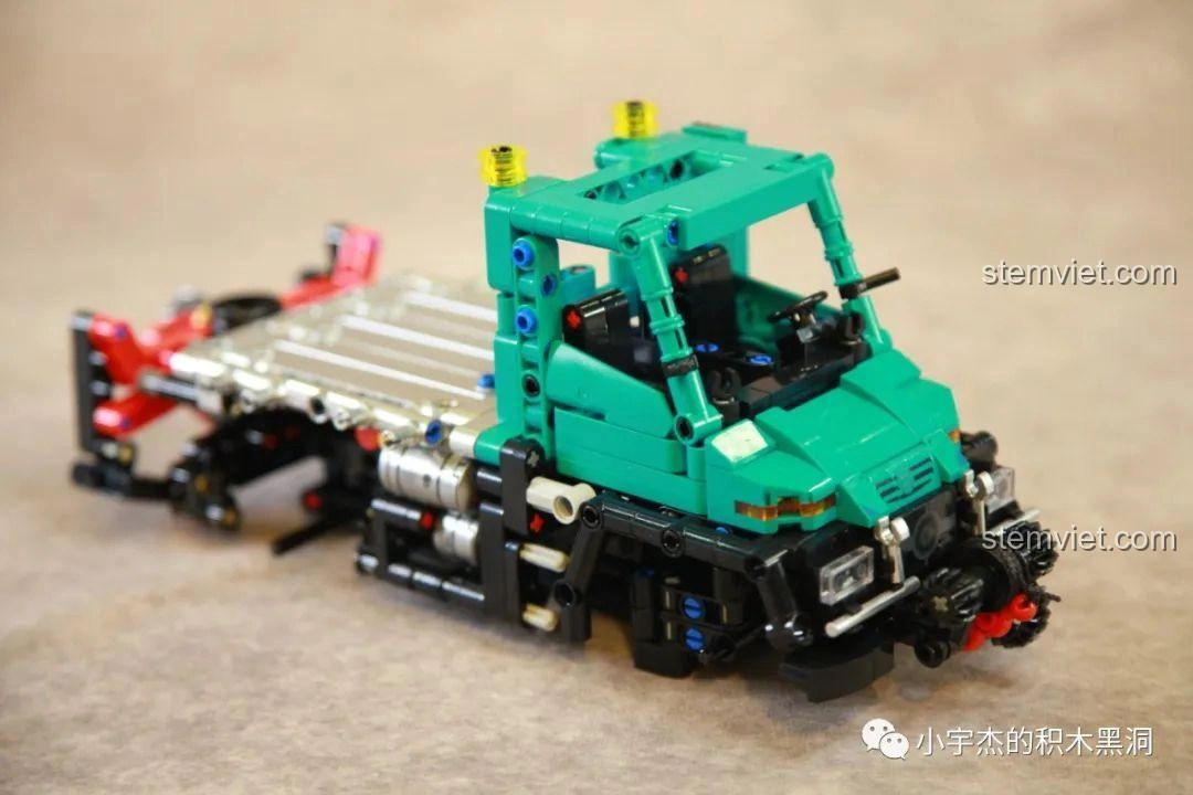 Góc nhìn phía trước của mô hình Xe tải công trình Unimog U400 SEMBO Block 720900 trong quá trình lắp ráp.