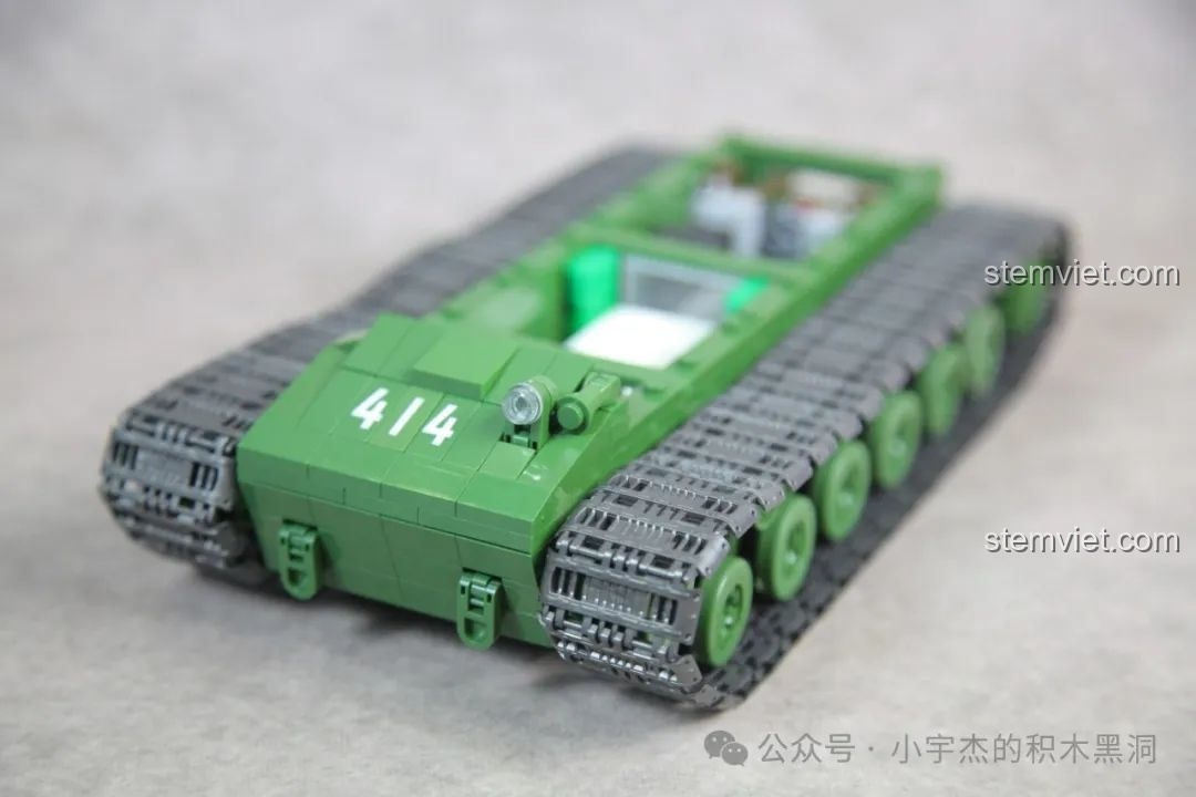 Góc nhìn từ phía trước của mô hình xe tăng IS-2 Quan Guan 100249 sau khi lắp xích.