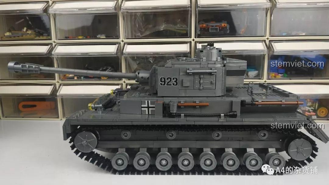 Góc nhìn từ phía trước của mô hình xe tăng KAZI KY82010 sau khi hoàn thiện, thể hiện sự hầm hố.