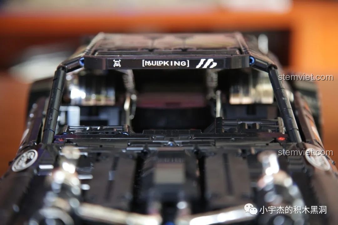 Góc nhìn từ trên xuống của mô hình Xe cơ bắp Mỹ Mould King 13108 hoàn chỉnh.
