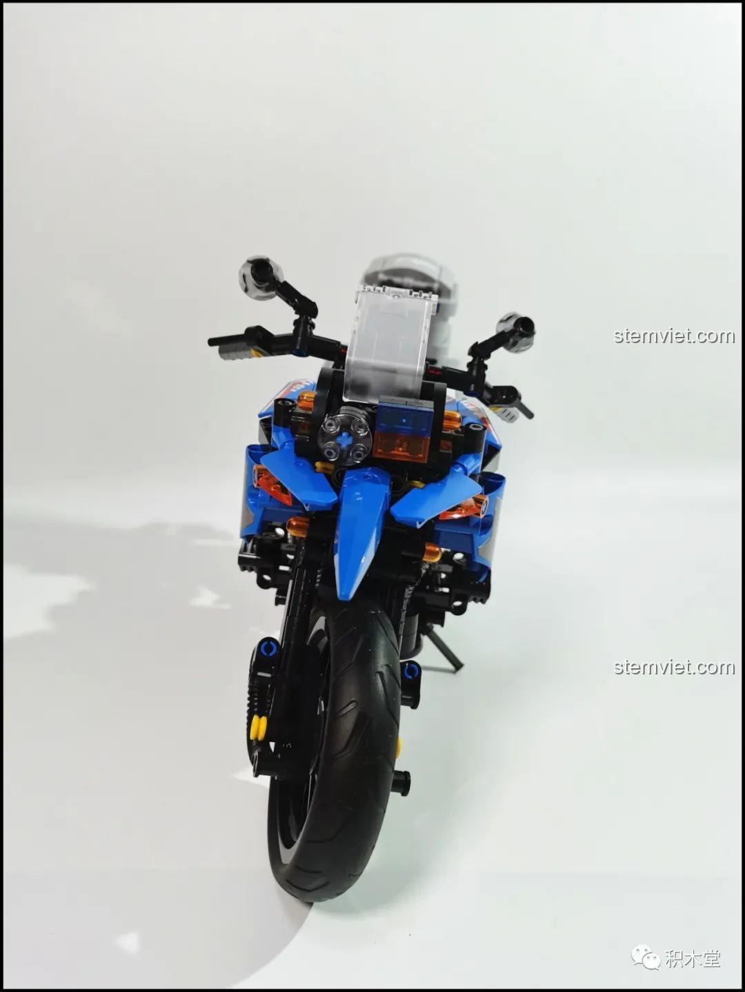 Góc nhìn phía sau của mô hình Leier 50008 Mô tô BMW R1200GS Rallye, nổi bật cụm đèn hậu và các thùng hành lý.