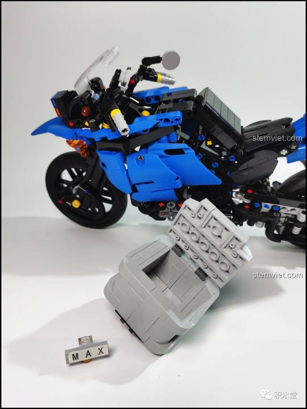 Góc nhìn phía trước của mô hình Leier 50008 Mô tô BMW R1200GS Rallye, nổi bật phần đầu xe và bánh trước.