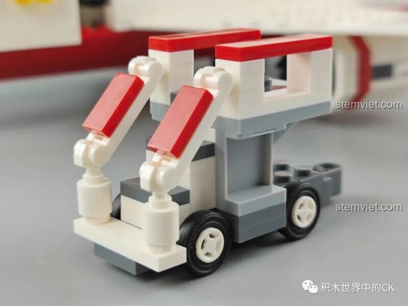 Khoang hàng hóa phía sau máy bay có thể mở ra.