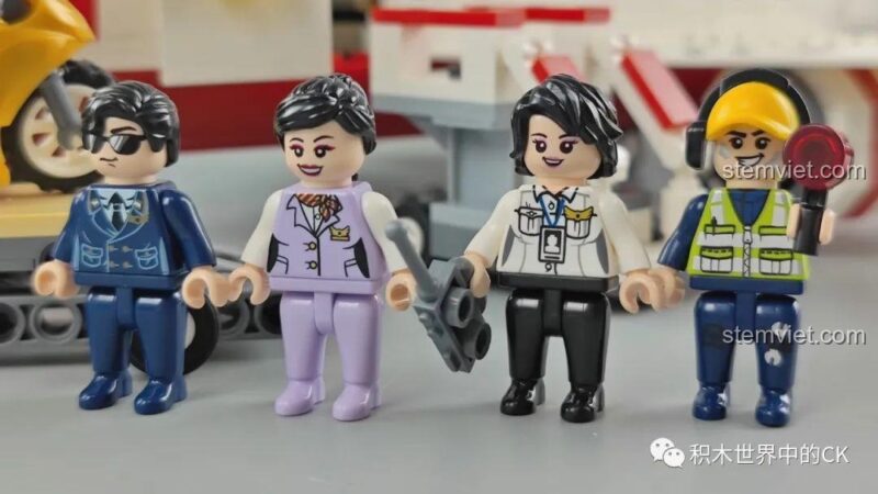 Cận cảnh 4 minifigures: phi công, tiếp viên và nhân viên mặt đất.
