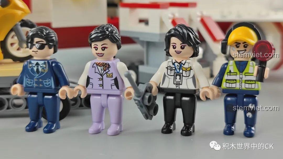Cận cảnh 4 minifigures: phi công, tiếp viên và nhân viên mặt đất.