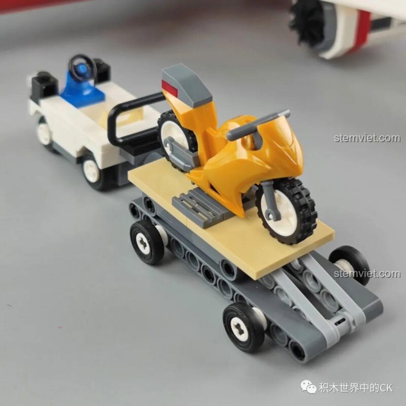 Cận cảnh xe thang di động để hành khách lên máy bay.