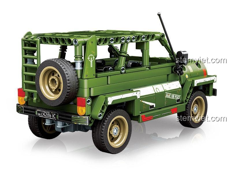 Mặt sau của mô hình xe UAZ Game for Peace GUDI 20503, đồ chơi lắp ráp xe địa hình UAZ với bánh dự phòng và chi tiết tỉ mỉ.