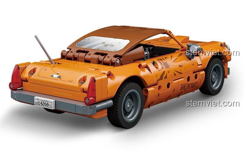 Mô hình xe Coupe R8 Xinlexin 20504 nhìn từ phía sau, thể hiện thiết kế độc đáo và các chi tiết hoàn thiện.