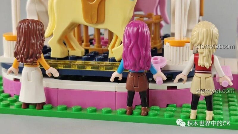 Mặt sau của 3 minifigures trong bộ GUDI 30205.