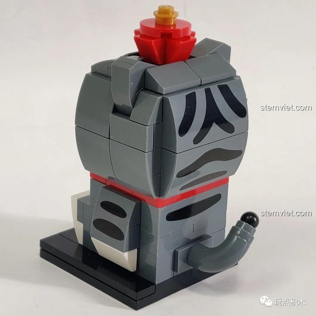 Mặt sau của mô hình lắp ráp GUDI Ngự Hoàng Vạn Tuế 52051, hiển thị các chi tiết đuôi và sọc.