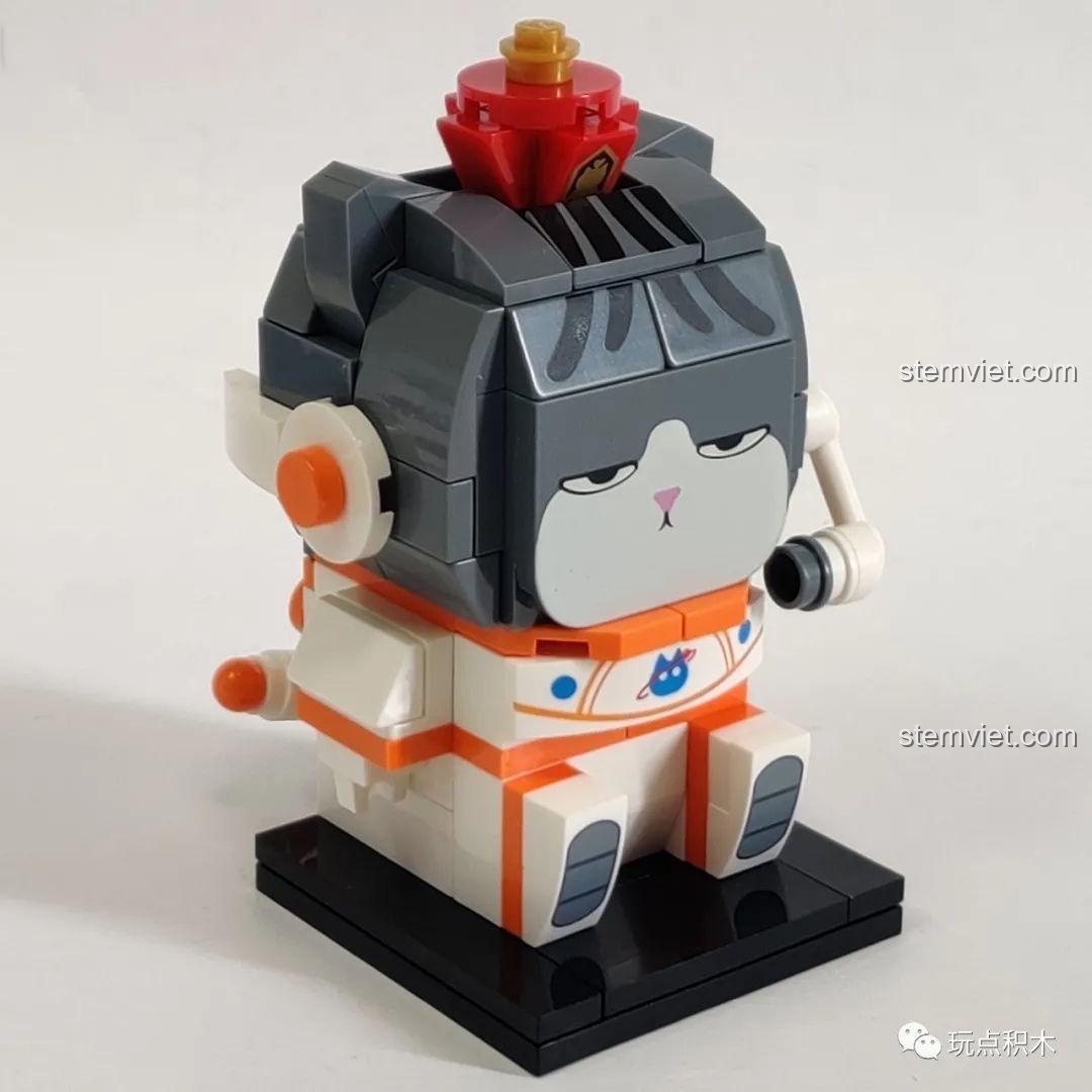 Mặt sau của mô hình lắp ráp GUDI Ngự Hoàng Vạn Tuế 52052, hiển thị ba lô phi hành gia.