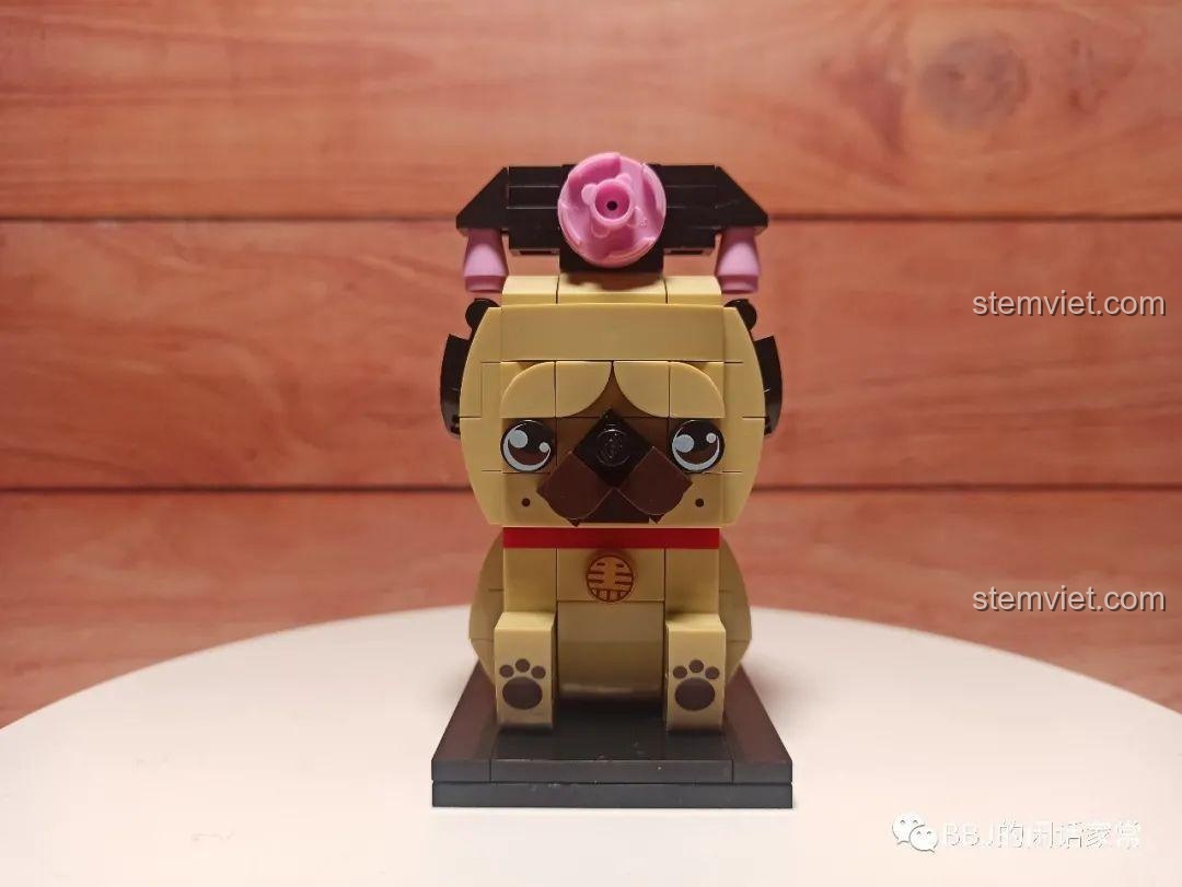 Cận cảnh bên hông mô hình Chó Pug Bazhahei Thần Cửa GUDI 52054, thể hiện độ chi tiết và màu sắc chủ đạo.