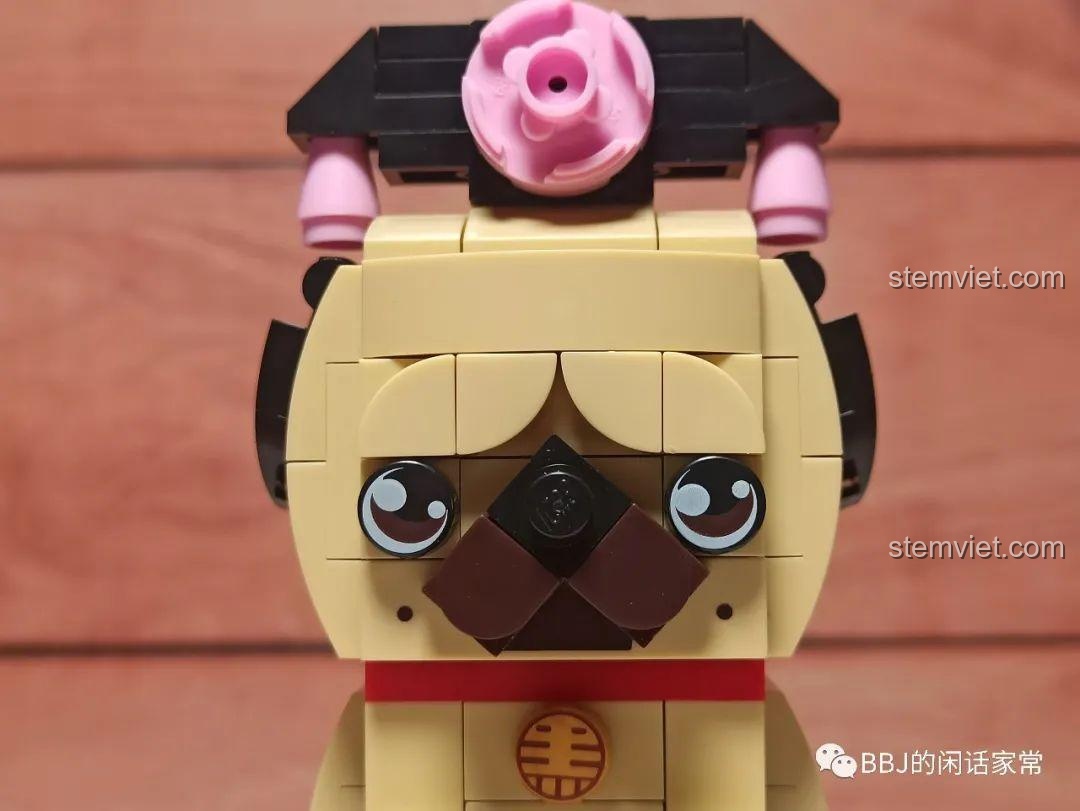 Mặt sau của bộ lắp ghép Chó Pug Bazhahei Thần Cửa GUDI, đồ chơi lắp ráp Chó Pug Bazhahei với các chi tiết in ấn.