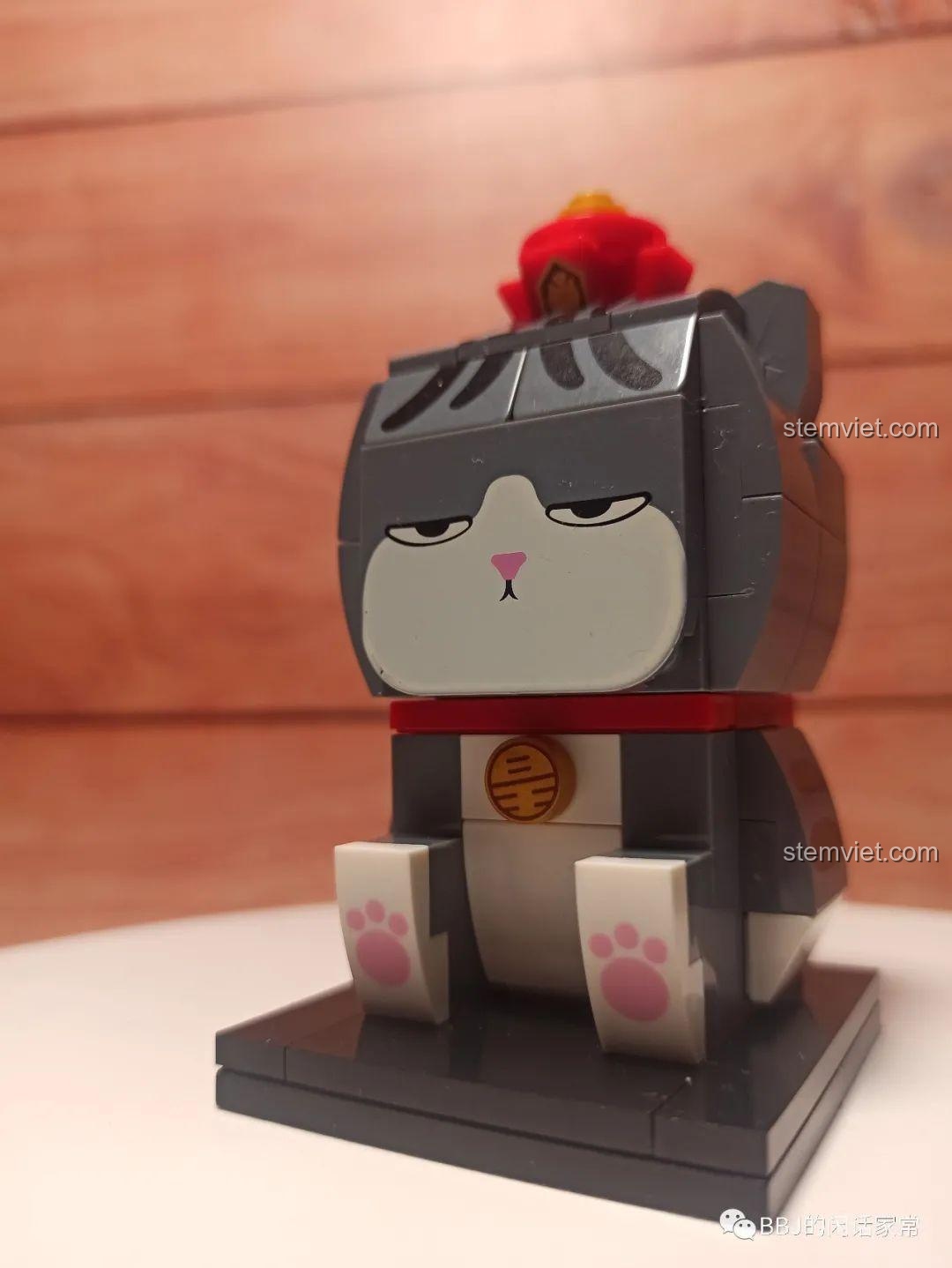 Mô hình lắp ráp Chó Pug Bazhahei Thần Cửa GUDI 52054 đã hoàn thiện, biểu cảm độc đáo, chi tiết in ấn sắc nét.