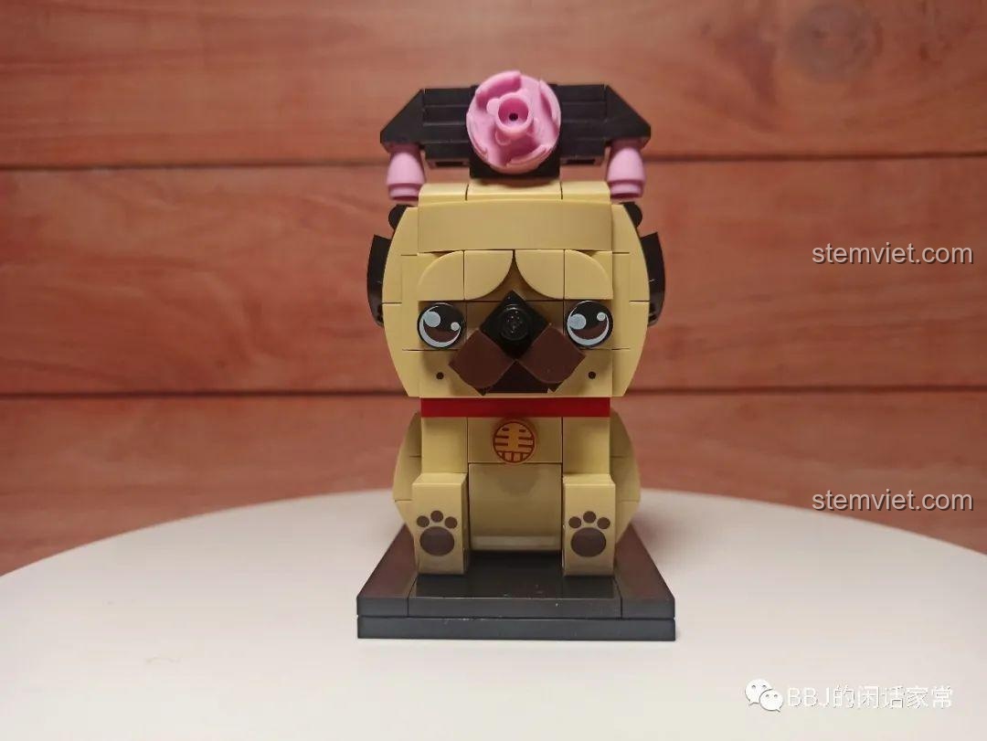 Cận cảnh khuôn mặt của mô hình Chó Pug Bazhahei Thần Cửa GUDI 52054, biểu cảm độc đáo và chi tiết in ấn sắc nét.