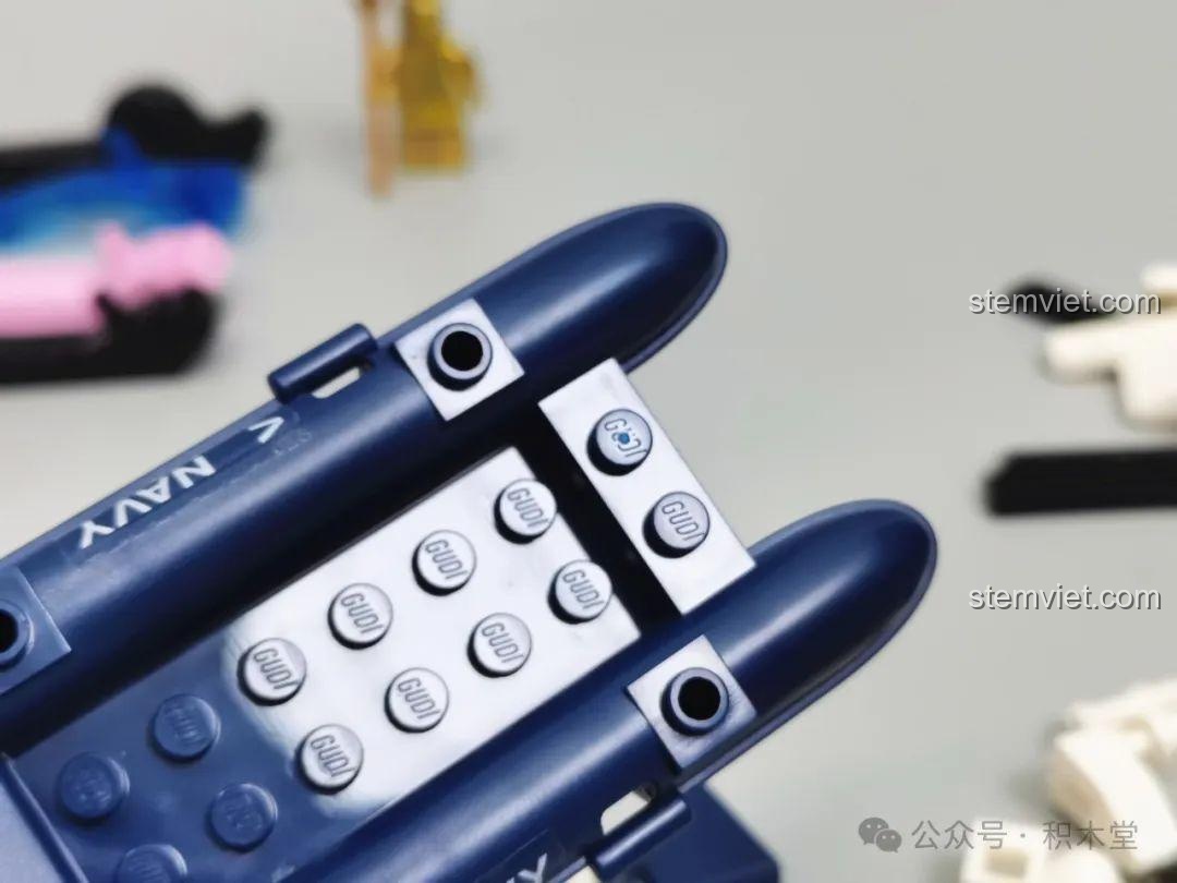 Dụng cụ tháo lắp đi kèm trong bộ xếp hình GUDI 8028.