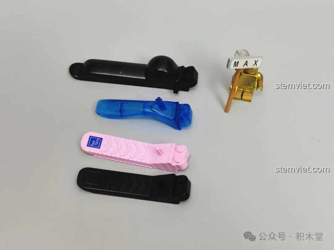 Bên trong hộp đồ chơi xây dựng Tàu chiến Hải quân Trung Quốc GUDI 8028 gồm các túi chi tiết và sách hướng dẫn.