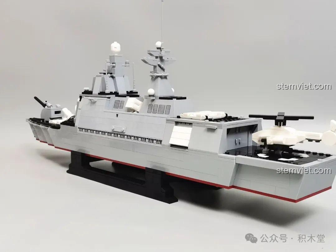 Phần đuôi tàu với sân đỗ và khoang chứa trực thăng của bộ lắp ráp Tàu chiến Type 055 GUDI.
