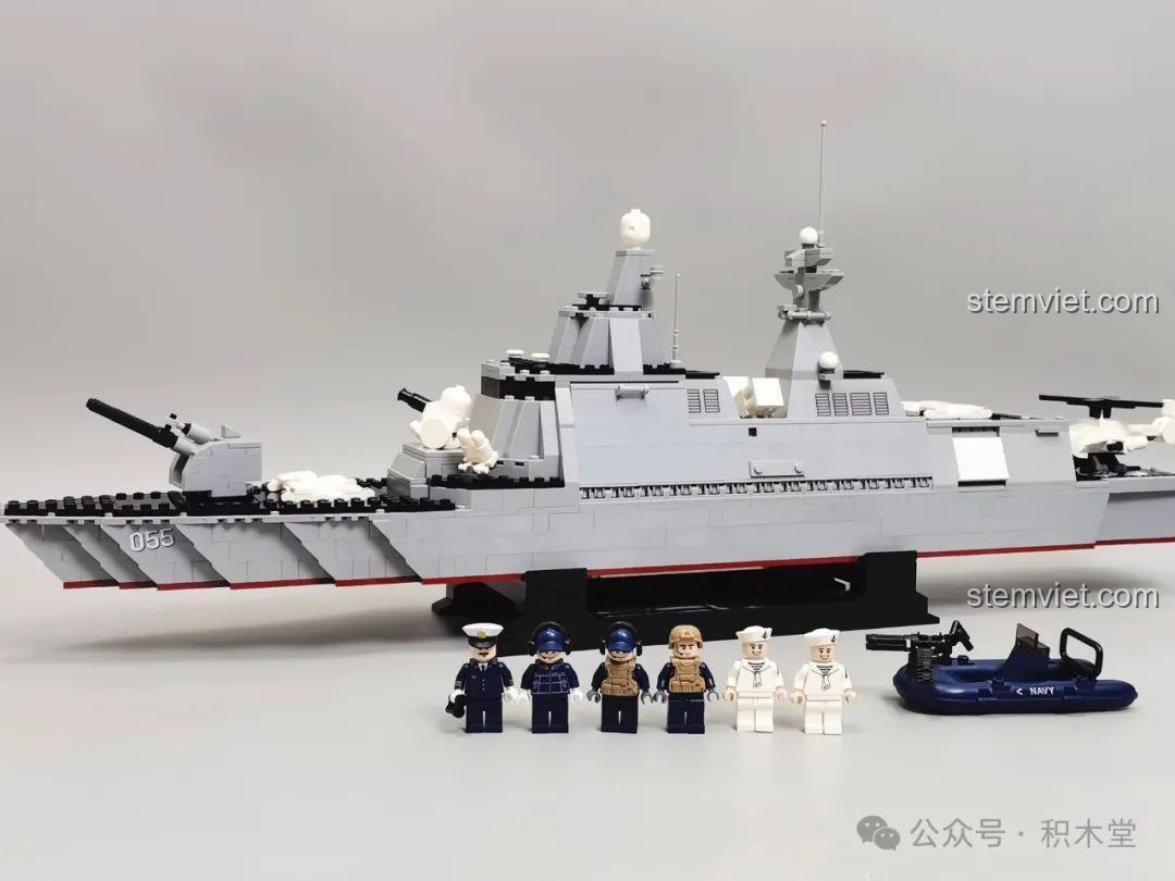 Chi tiết buồng lái với bảng điều khiển in sắc nét của bộ lắp ráp Tàu chiến Type 055 GUDI.