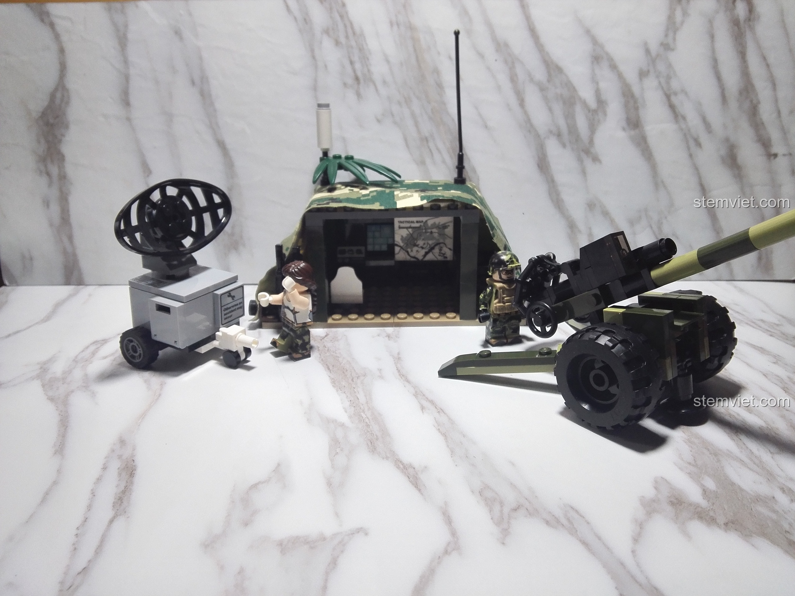 Toàn cảnh bộ đồ chơi GUDI 8032 Chiến dịch Săn Hổ: Trận địa pháo dã chiến với đầy đủ các mô hình.