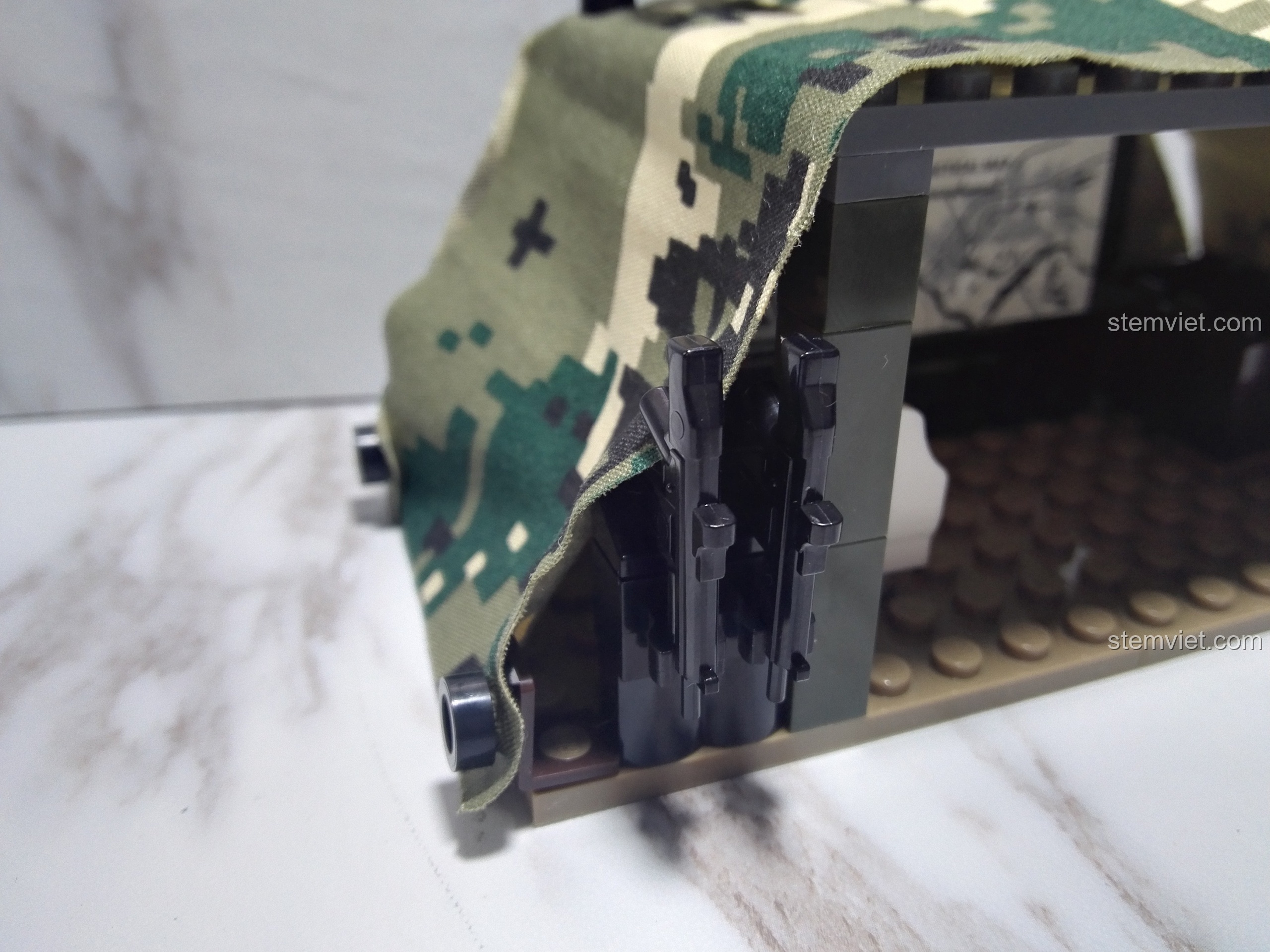 Giá treo vũ khí được tích hợp bên hông trung tâm chỉ huy trong bộ GUDI 8032, một chi tiết thiết kế thông minh.