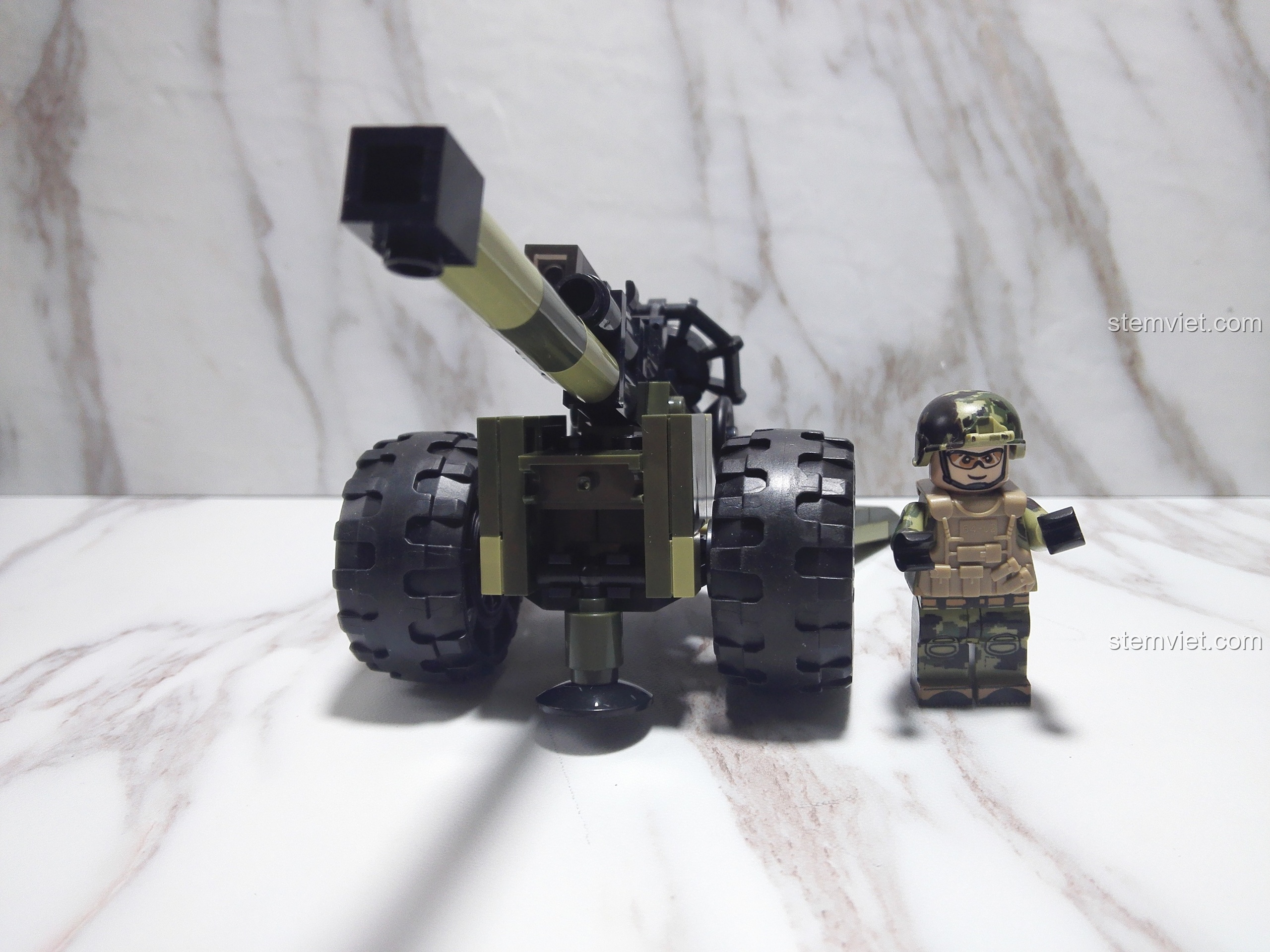 Minifigure lính pháo thủ đang vận hành khẩu pháo trong bộ đồ chơi GUDI 8032 Trận địa pháo dã chiến.