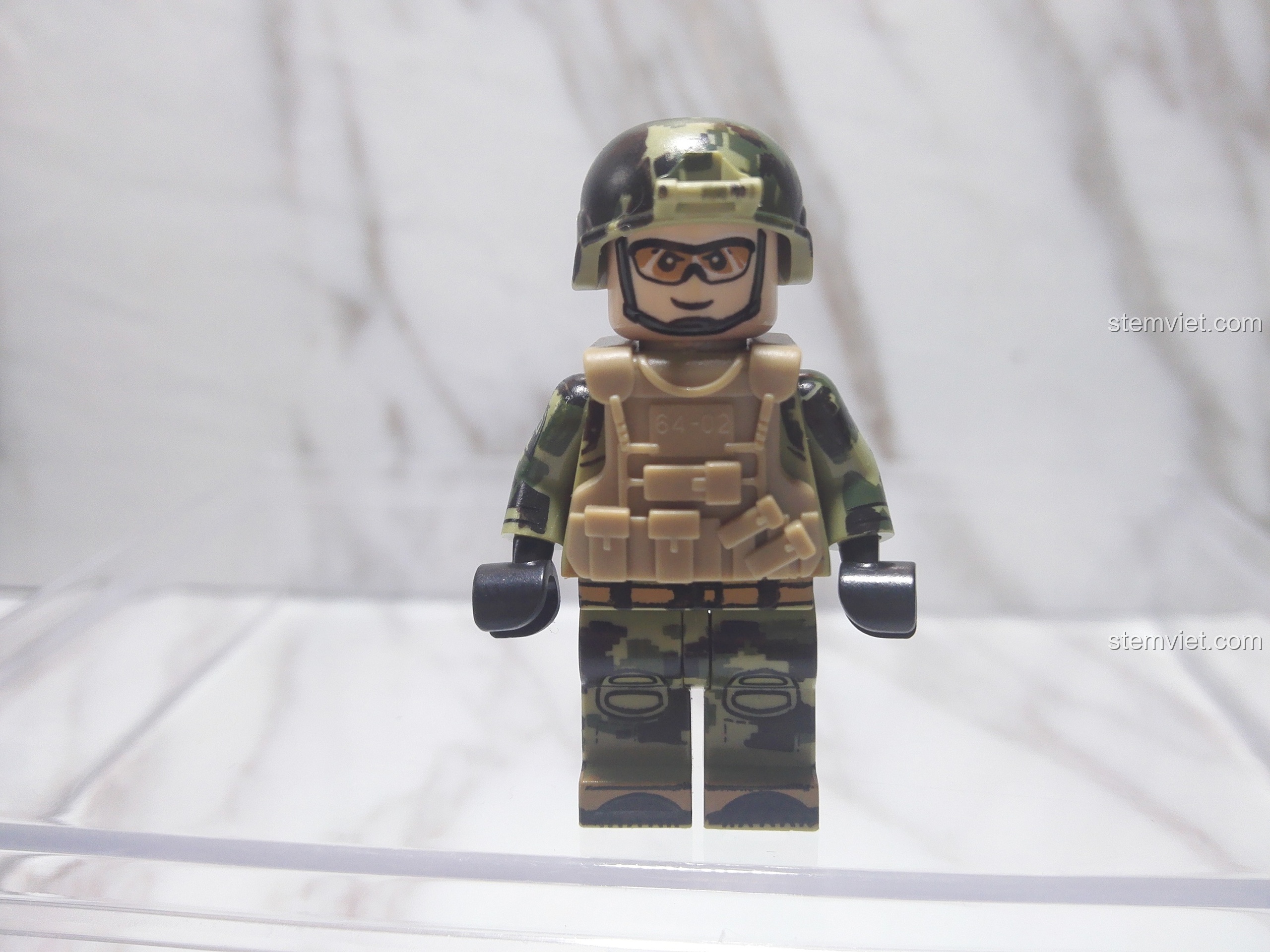 Minifigure lính pháo thủ GUDI 8032 được trang bị đầy đủ áo giáp, sẵn sàng cho trận địa pháo dã chiến.