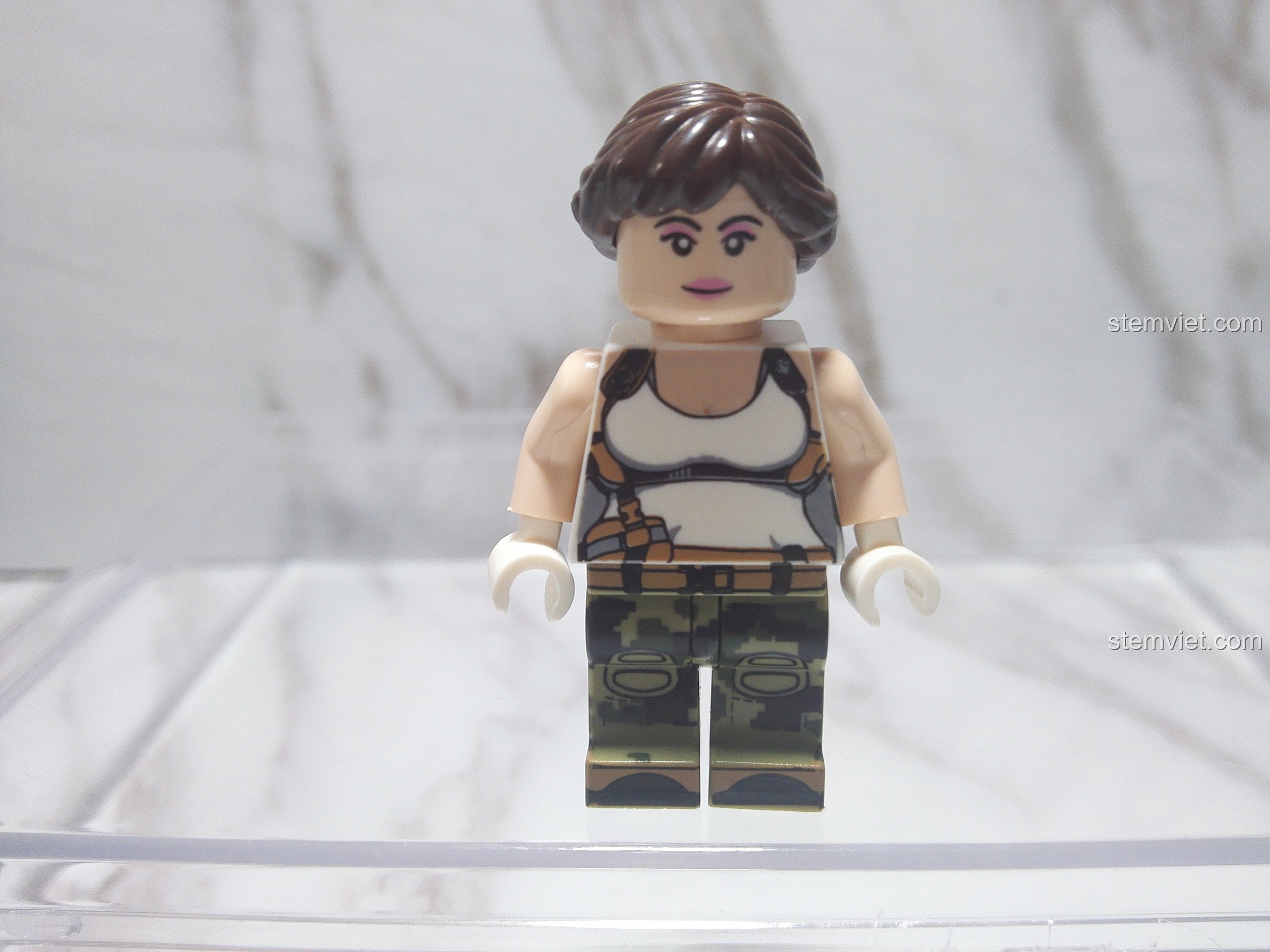 Cận cảnh minifigure nữ chiến binh trong bộ đồ chơi GUDI 8032 với trang phục rằn ri và mái tóc độc đáo.