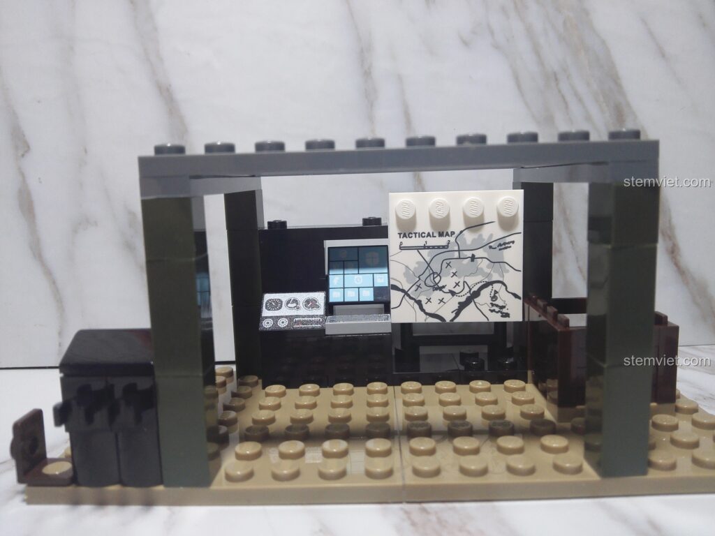 Cận cảnh bên trong chốt chỉ huy của bộ lắp ráp GUDI 8032 Trận địa pháo dã chiến với bản đồ chiến thuật và máy tính.