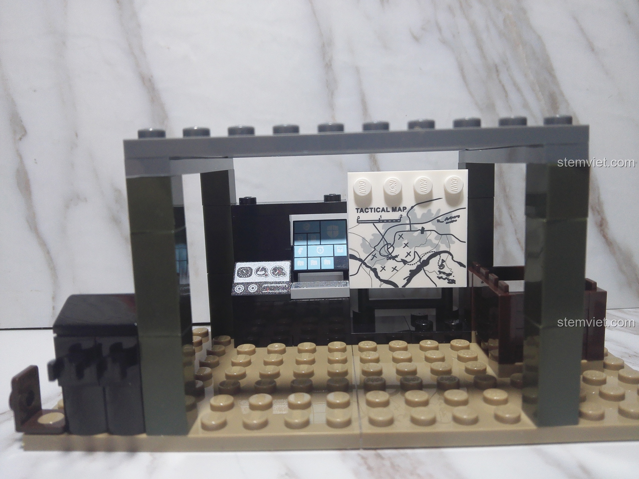 Cận cảnh bên trong chốt chỉ huy của bộ lắp ráp GUDI 8032 Trận địa pháo dã chiến với bản đồ chiến thuật và máy tính.
