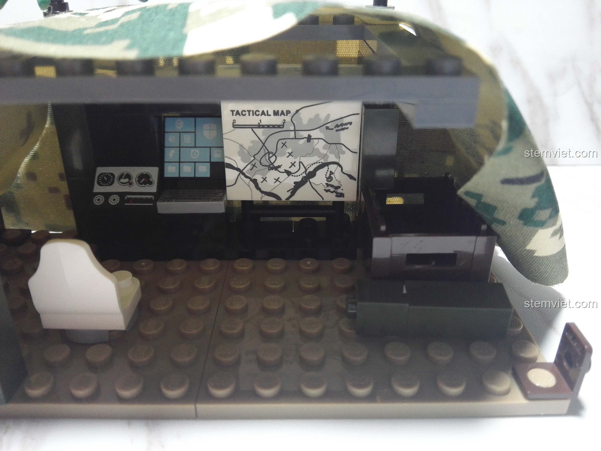 Trung tâm chỉ huy của bộ GUDI 8032 sau khi được phủ tấm bạt vải rằn ri, tạo thành một căn cứ hoàn chỉnh.