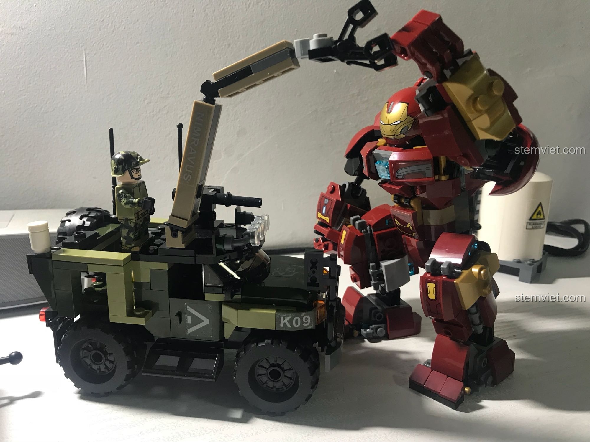 Một hình ảnh vui nhộn khi xe jeep GUDI 8034 đối đầu với mô hình Hulkbuster, thể hiện khả năng sáng tạo khi chơi.