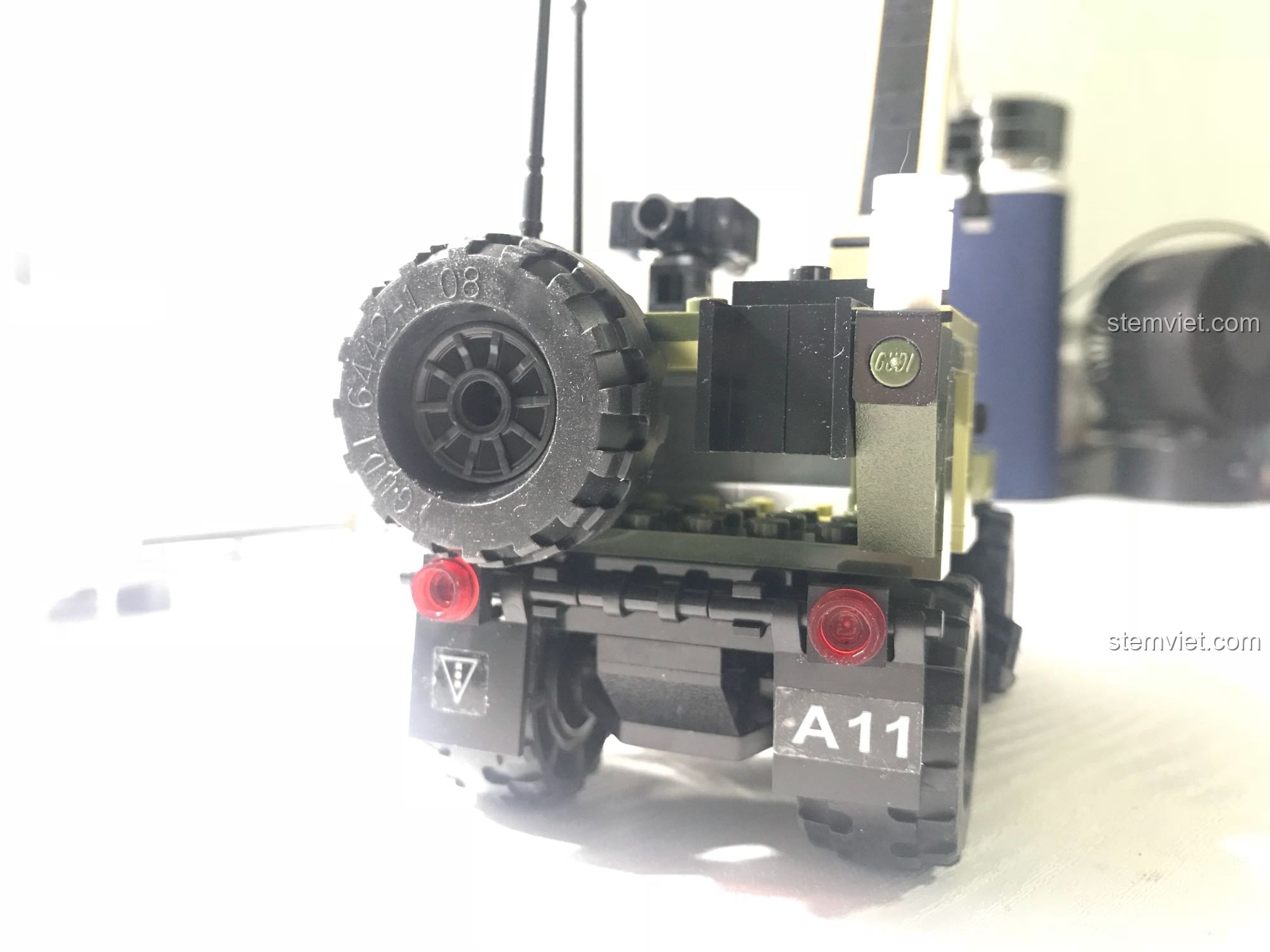 Chi tiết gầm xe Jeep quân sự GUDI 8034, tương thích LEGO®, thể hiện cấu trúc chắc chắn.