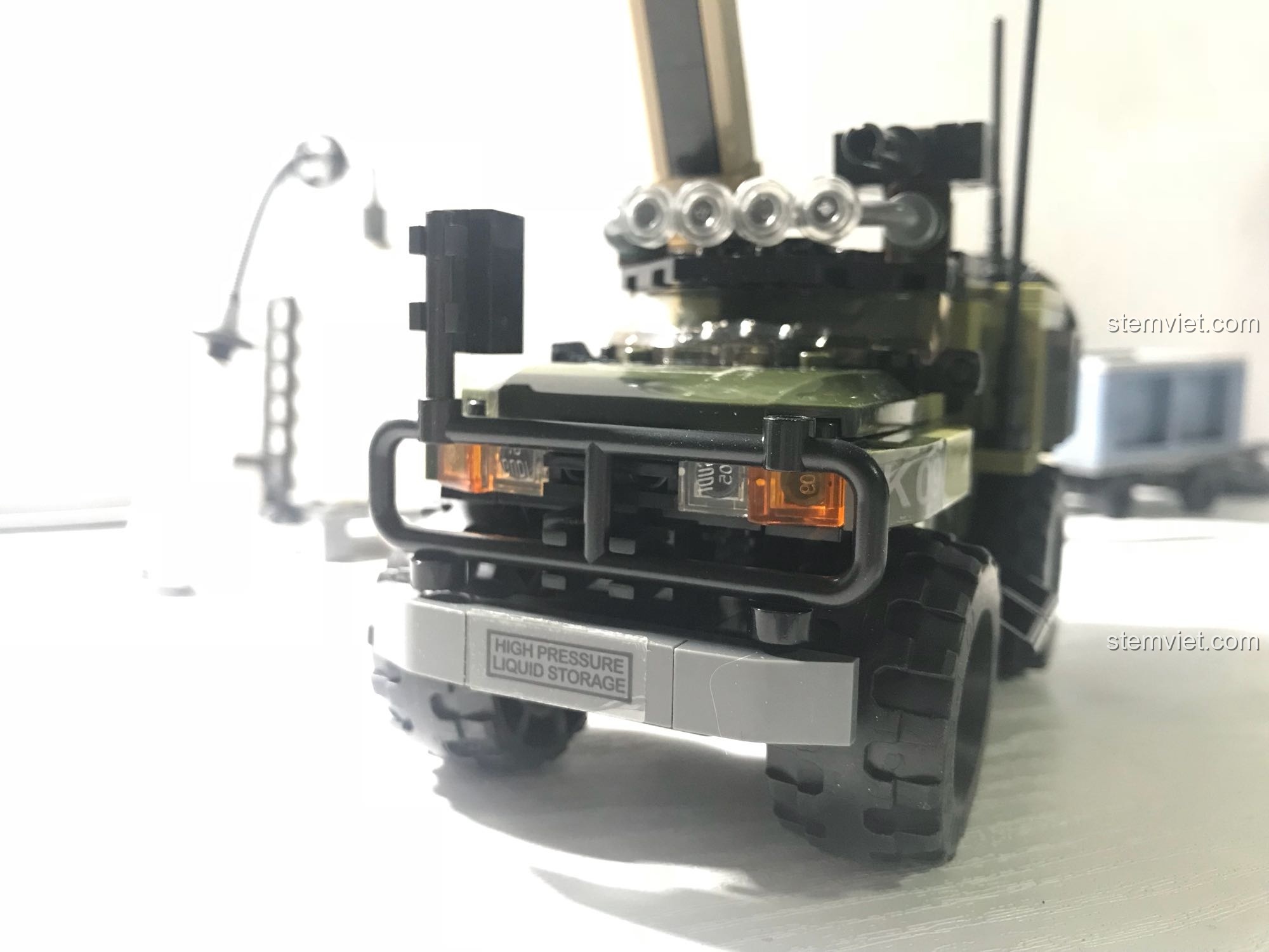 Bộ đồ chơi xe tác chiến địa hình GUDI 8034, 304 chi tiết, nhìn thẳng từ phía sau.