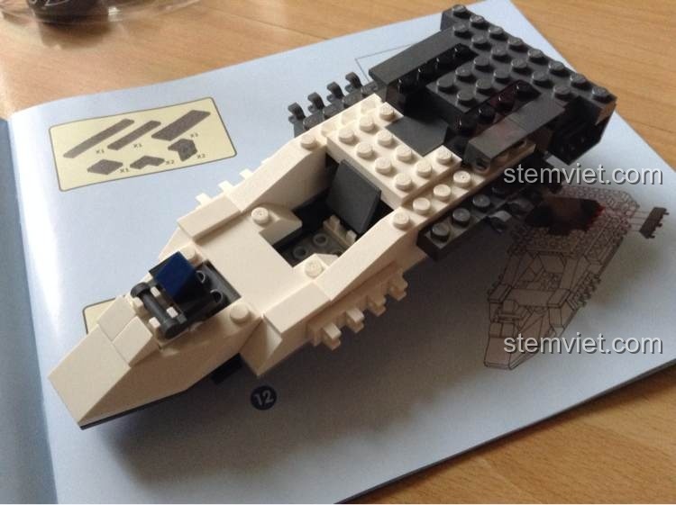 So sánh sách hướng dẫn của bộ lắp ráp GUDI 8614 Chiến cơ Sư tử trắng với sách hướng dẫn LEGO®, chất lượng in ấn tốt