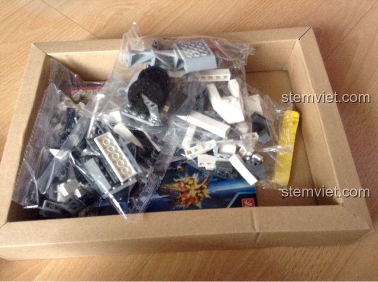 Các túi mảnh ghép của bộ đồ chơi xây dựng GUDI 8614 Chiến cơ Sư tử trắng, sẵn sàng cho bé trai lắp ráp