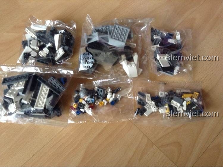 Bên trong hộp đồ chơi mô hình GUDI 8614 Chiến cơ Sư tử trắng, các mảnh ghép được đóng gói cẩn thận trong túi