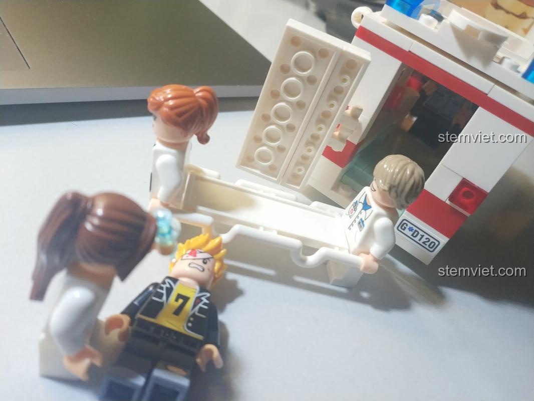 Ảnh review thực tế bộ xếp hình xe cứu thương GUDI 9220 từ người dùng, cho thấy chi tiết bên trong xe.