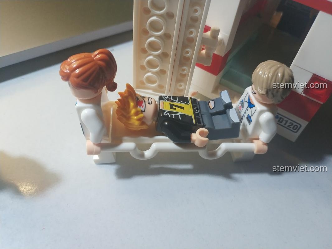Chi tiết cáng cứu thương trong bộ đồ chơi lắp ghép GUDI 9220, có thể đặt minifigure nằm lên.