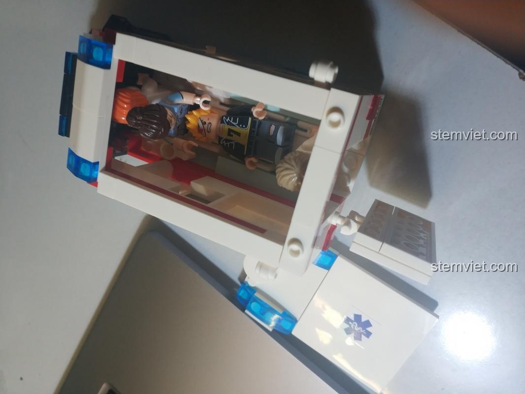 Không gian bên trong xe cứu thương GUDI 9220, có thể chứa cáng và bệnh nhân một cách dễ dàng.