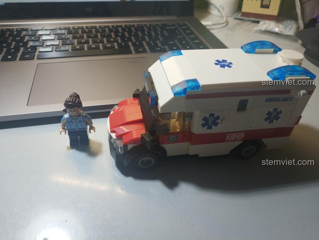 Mô hình xe cấp cứu GUDI 9220 sau khi lắp ráp xong, so sánh kích thước với minifigure.