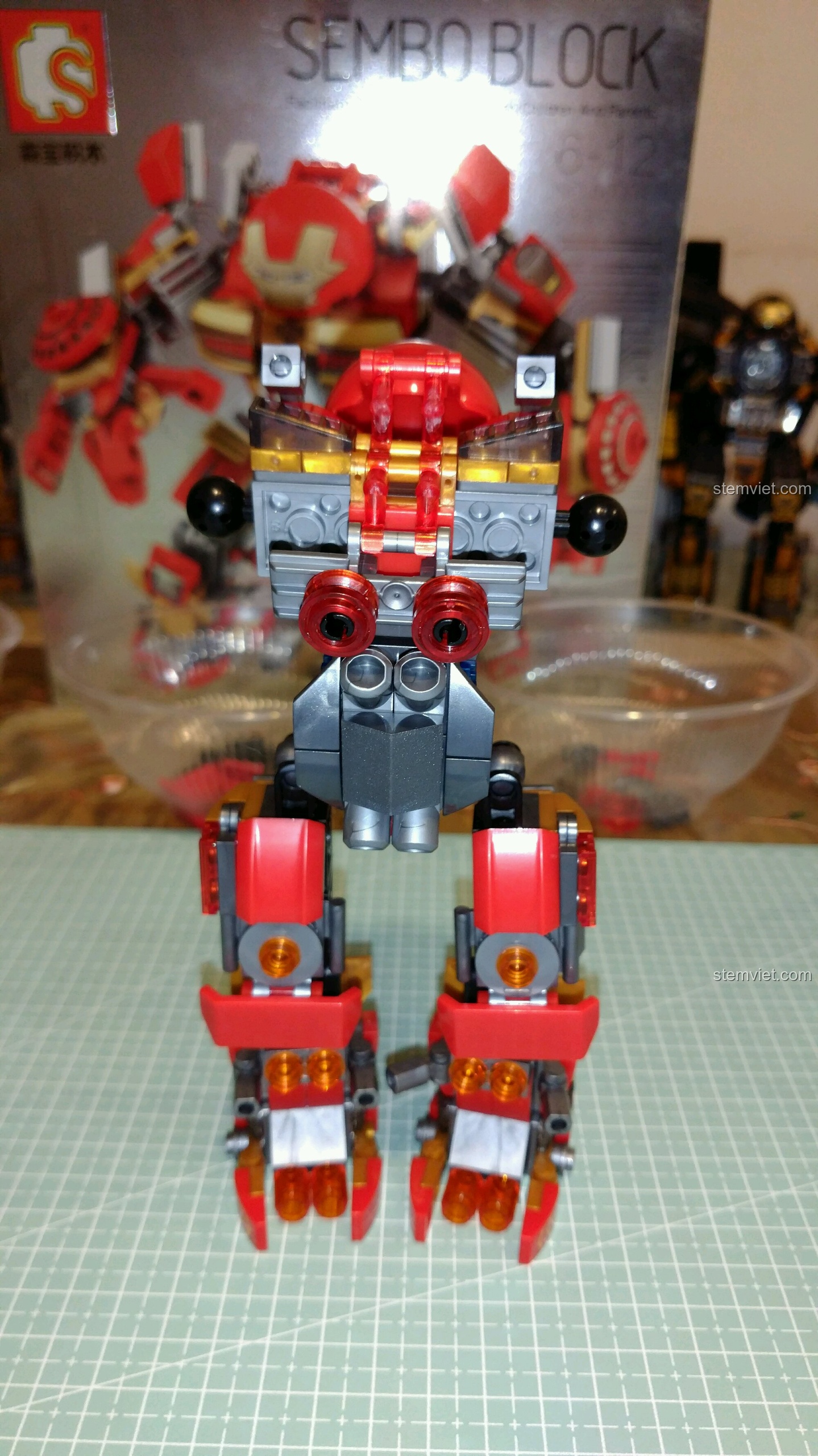 Hai cánh tay hoàn chỉnh của bộ lắp ráp Mô hình Iron Man Hulkbuster MK16 cho con trai 6 tuổi.