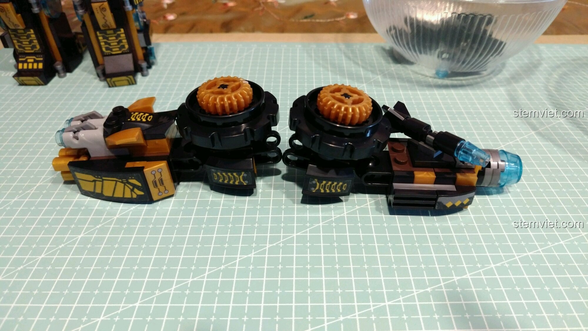 So sánh hai cánh tay của robot trong trải nghiệm Sembo 60023 Robot chiến đấu 2 trong 1.