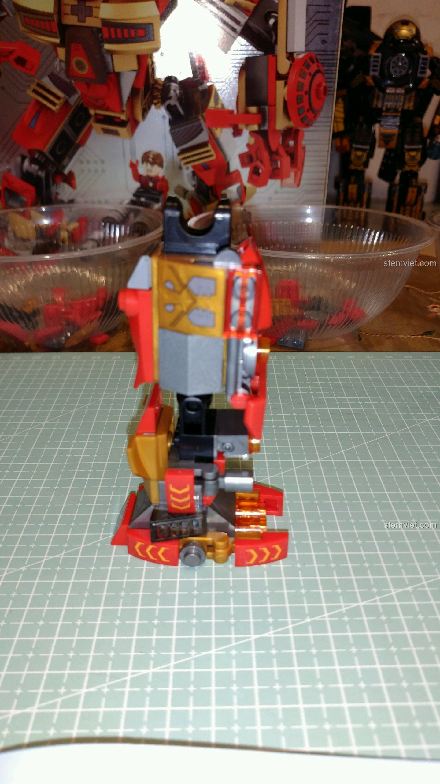 Hai bên chân hoàn chỉnh của bộ xếp hình Người máy Hulkbuster MK16 cho con trai trên 6 tuổi.