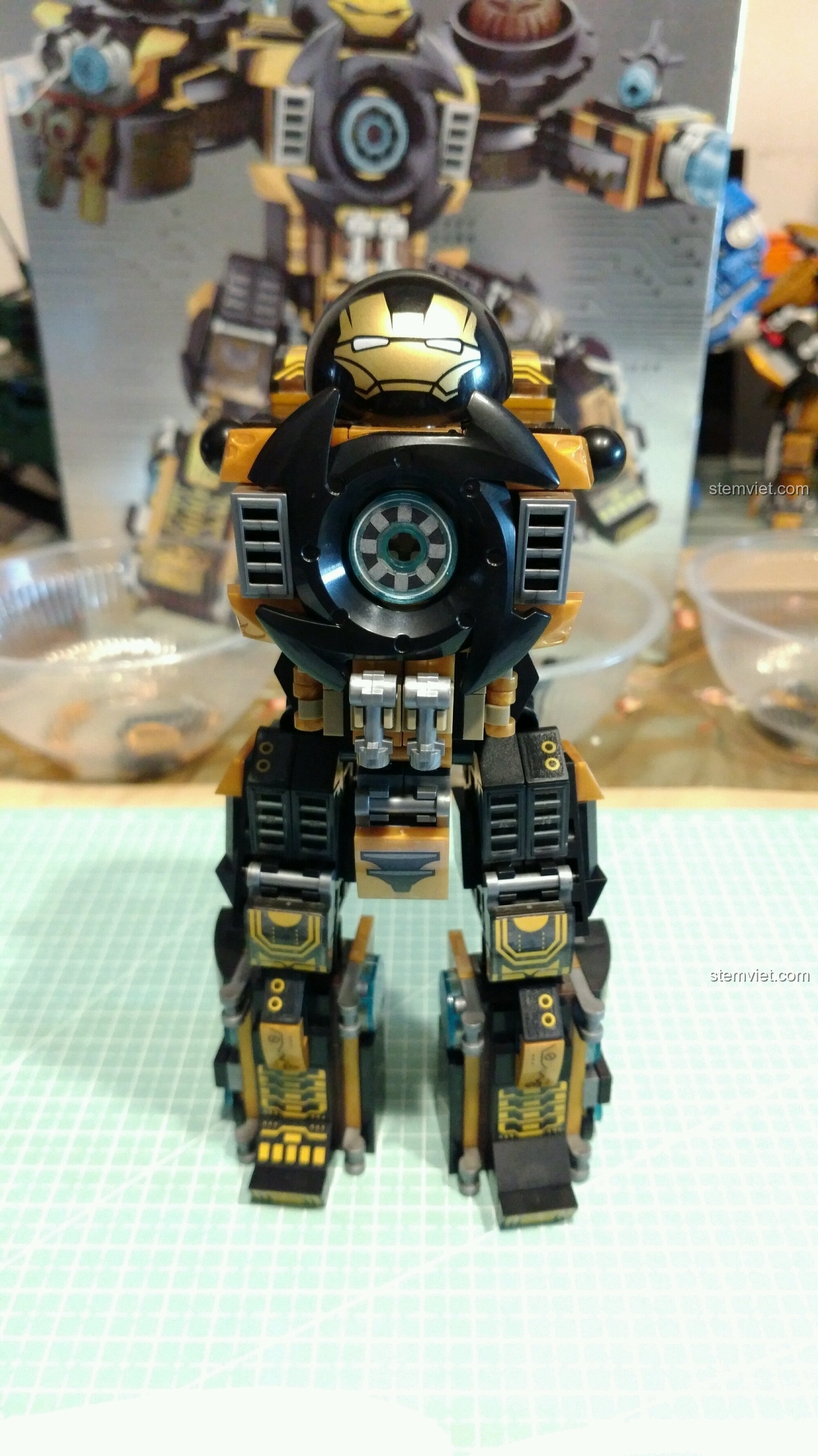 Hai chiếc chân của đồ chơi mô hình Bộ Giáp Người Sắt MK23 cho bé từ 6 tuổi đã được hoàn thiện.