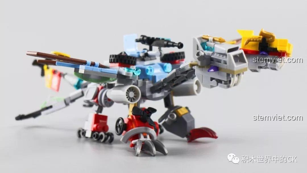 Cận cảnh hai chiếc đầu với thiết kế khác nhau của mô hình Rồng Quỷ Cơ Khí Hai Đầu.