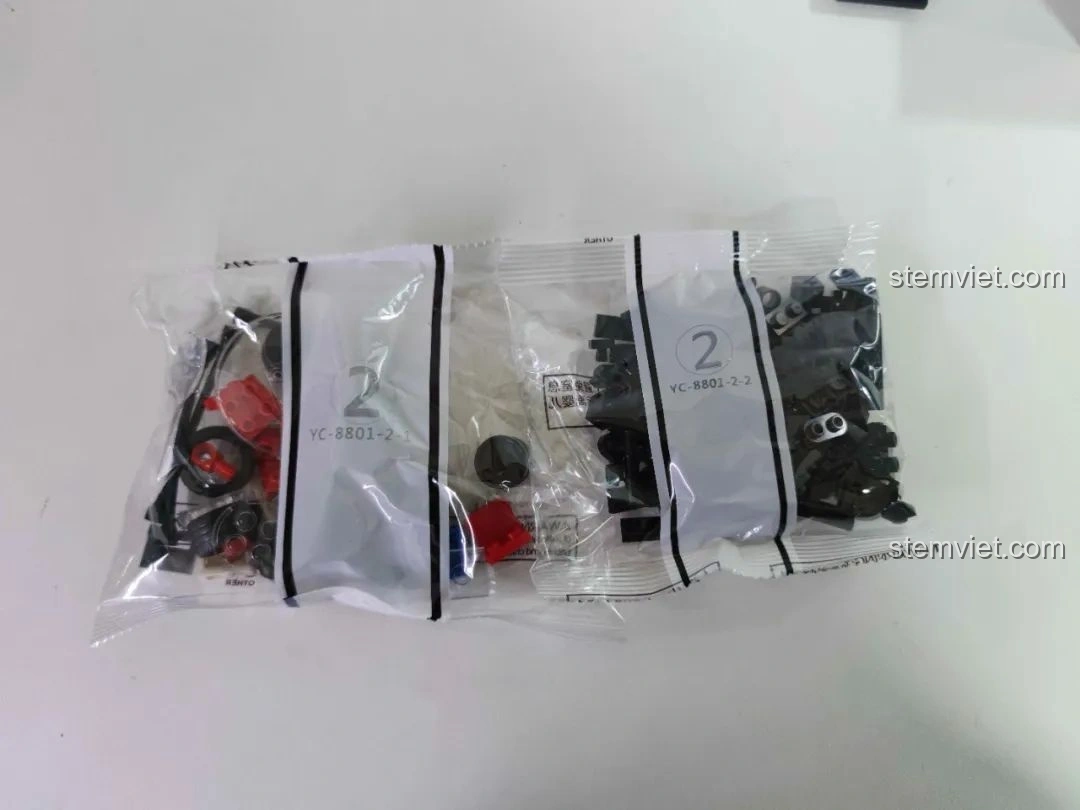 Hai túi lớn chứa các mảnh ghép của bộ Pinbo PB8801 Shadow Sprinter, đánh số 1 và 2 để phân biệt.