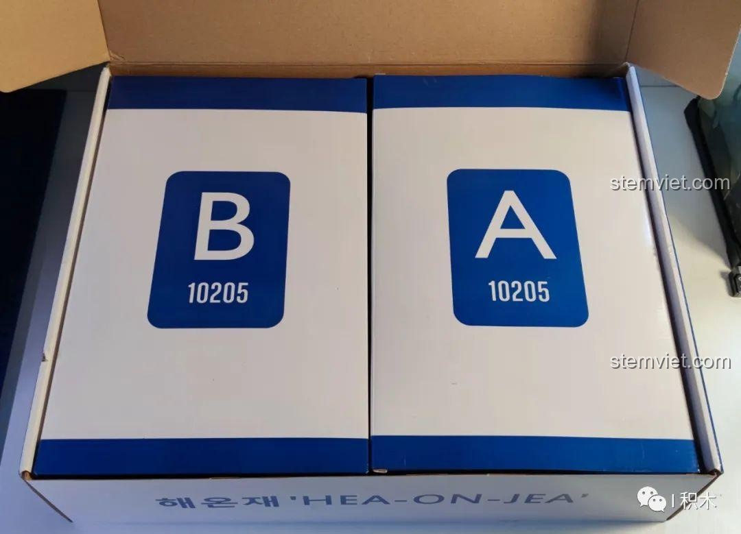 Hai hộp A và B bên trong bộ xếp hình Ngôi nhà kiến trúc sư 10205, giúp phân loại các túi chi tiết dễ dàng.