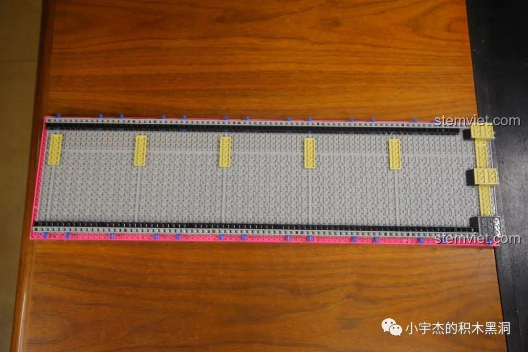 Hai mặt của Thùng Container Hồng 1:10 YC-QC013 đã hoàn thành, sẵn sàng ghép nối.